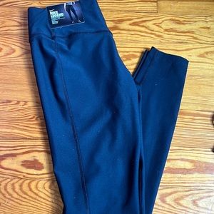 BRAND NEW: Nike Legend tight fit leggings